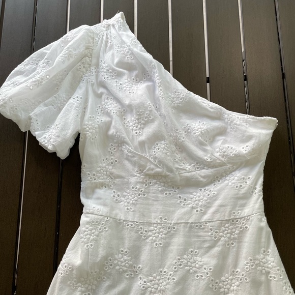 URBAN OUTFITTERS ONE SHOULDER WHITE EYELET DRESS!! - Picture 3 of 11